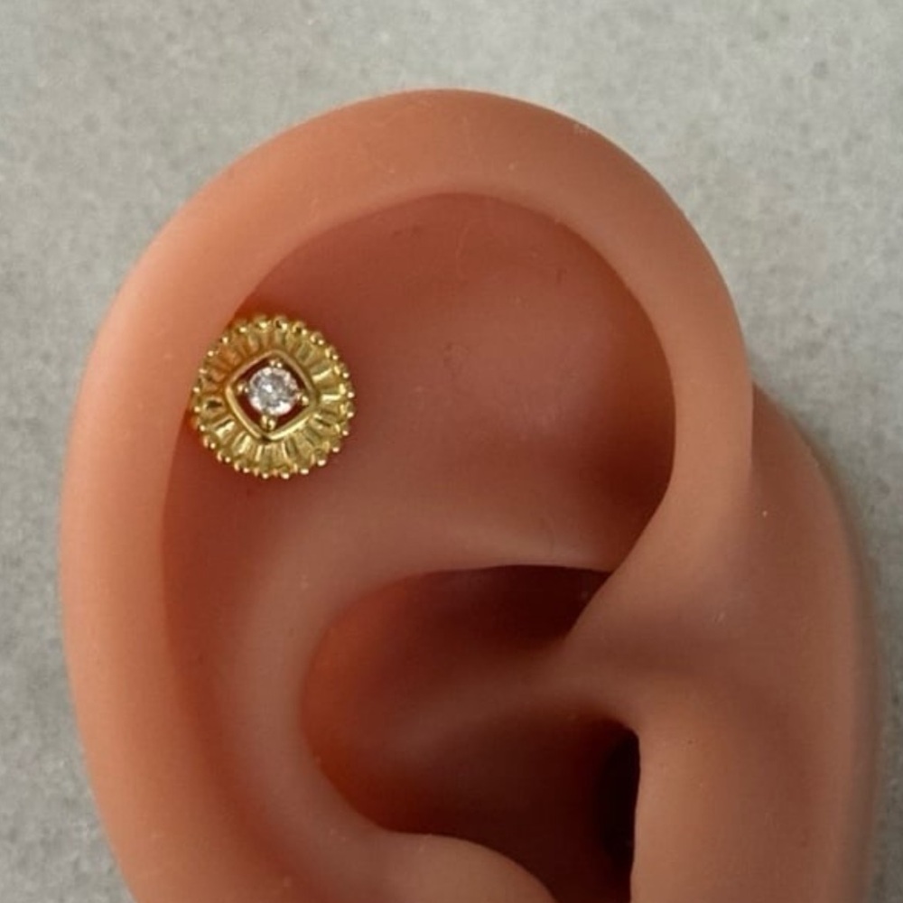 18k Gold Crystal Round Coin Cartilage earring 

Brand New